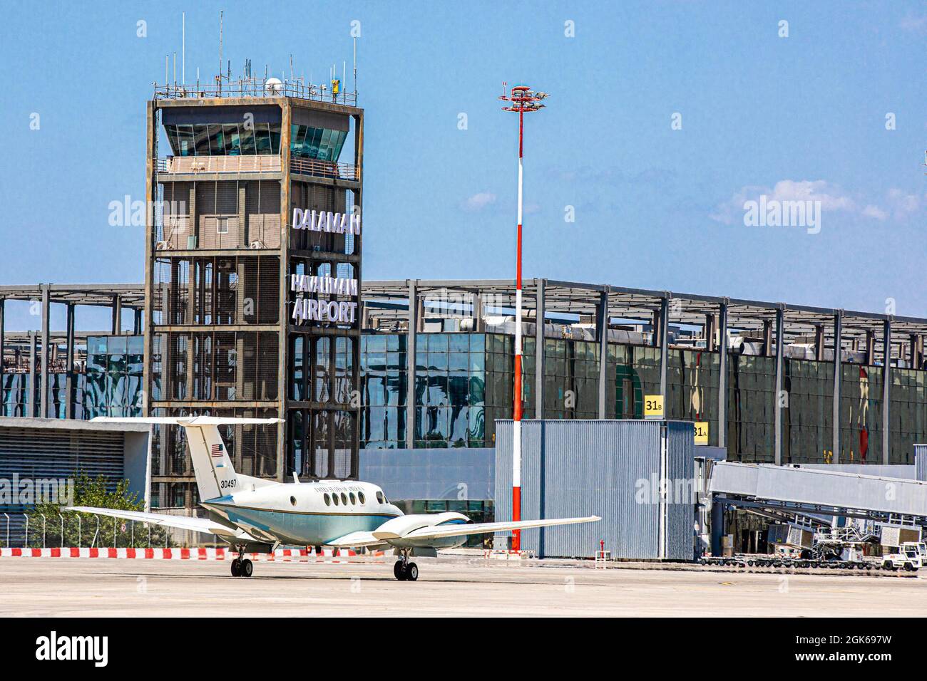 L'avion qui accueille l'ambassadeur des États-Unis en Turquie, l'ambassadeur David M. Satterfield, taxis à l'aéroport de Dalaman en vue du départ le 13 août 2021. Satterfield a accueilli deux équipages du 1er Bataillon, 214ème Régiment d'aviation, qui font partie de la 12e Brigade d'aviation de combat, qui sont en Turquie pour soutenir l'aide à la lutte contre l'incendie aérienne. Banque D'Images