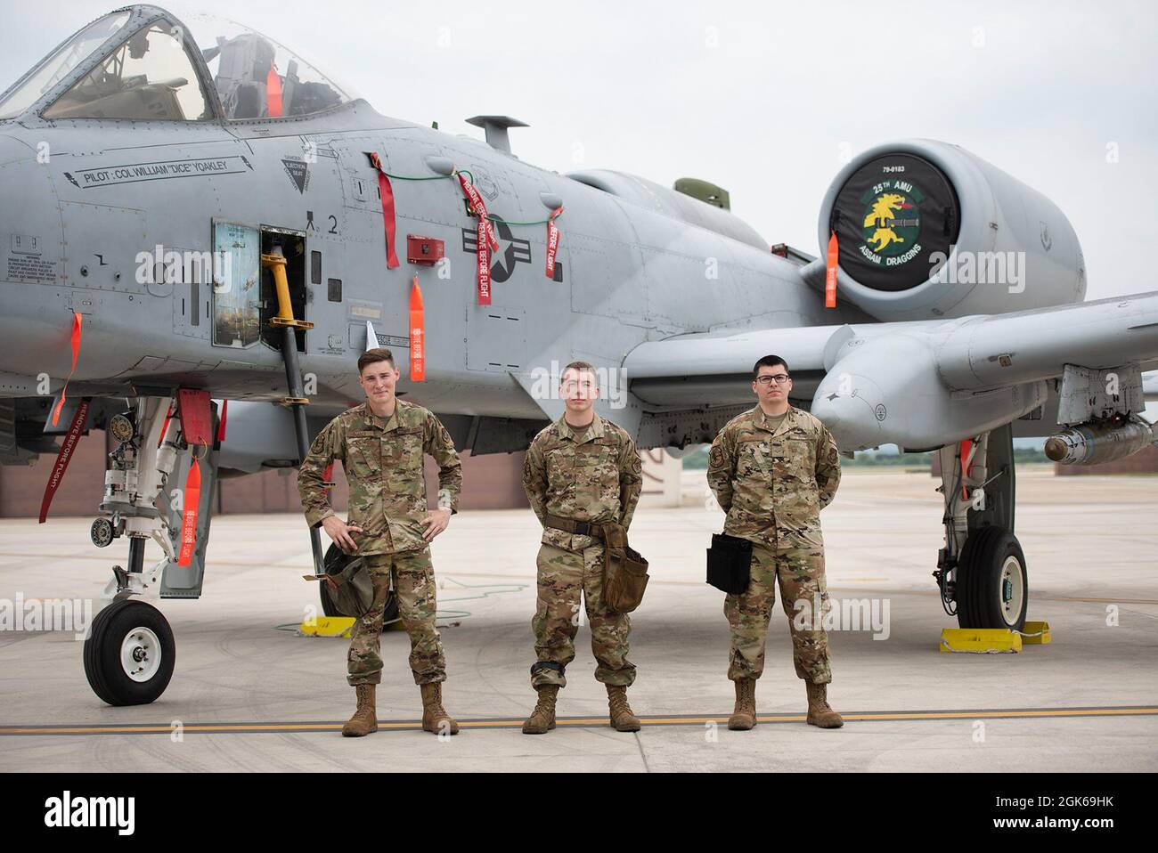 Sergent d'état-major Richard Conner, Airman de 1re classe Michael Daniels et Airman William collier, représentent la Thunderbolt II A-10 comme le 51e groupe de maintenance, compétition d'équipage de chargement d'armes des champions du 2e trimestre à la base aérienne d'Osan, République de Corée, le 10 août 2021. La mission du 51ème AMM est de préparer des aviateurs hautement entraînés et motivés à fournir des avions prêts au combat à l’aile de chasse à base permanente la plus avancée de la Force aérienne. Banque D'Images