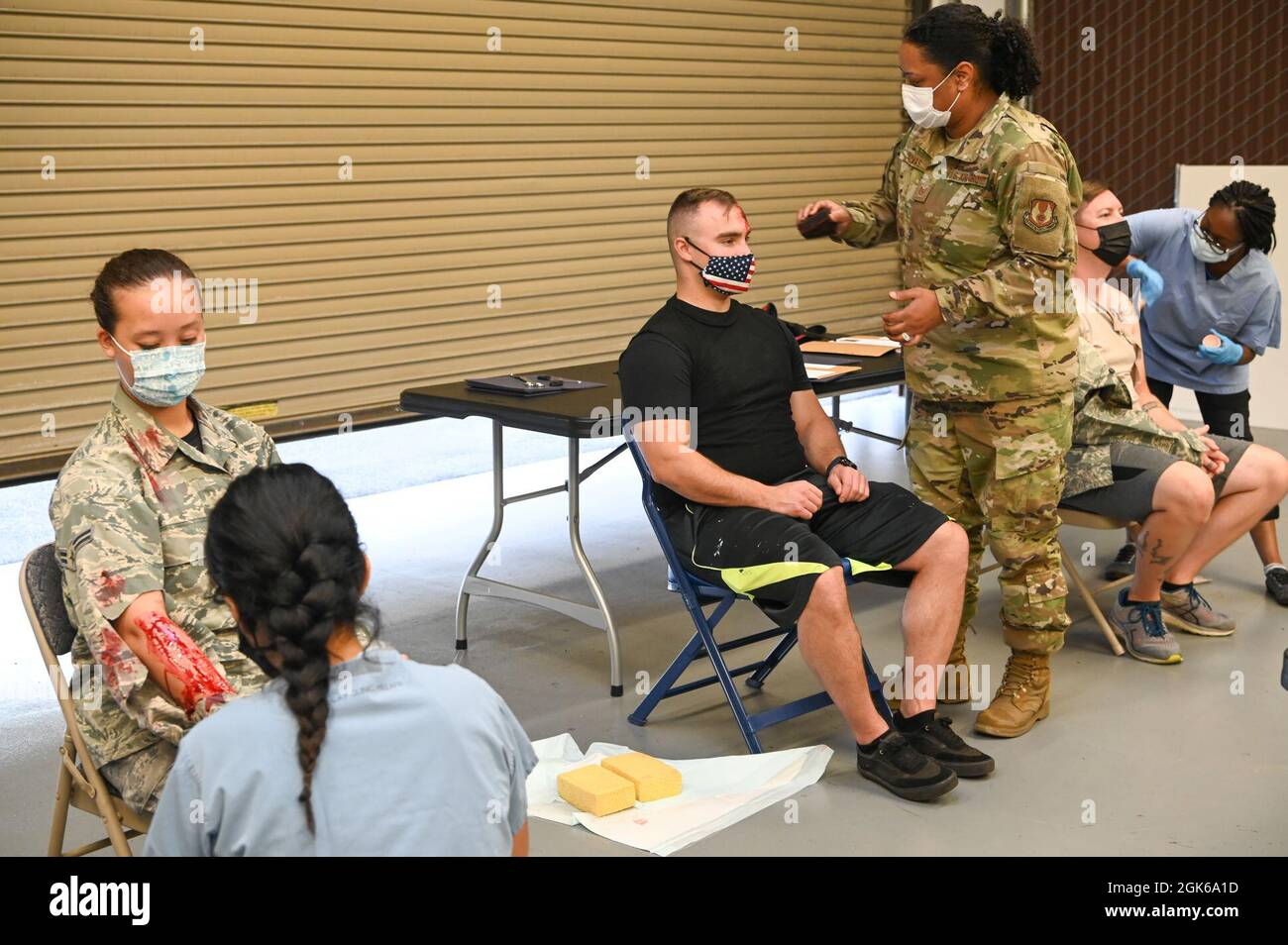 Les volontaires reçoivent du sang de moulage et de phase pour simuler un traumatisme avant un exercice de Ready Eagle, le 13 août 2021, à la base aérienne de Hill, Utah. Ready Eagle, un programme de formation et d'exercice dirigé par l'Air Force Medical Readiness Agency, a testé le 75e Groupe médical sur sa réaction à un événement chimique, biologique, radiologique, nucléaire ou explosif. Banque D'Images