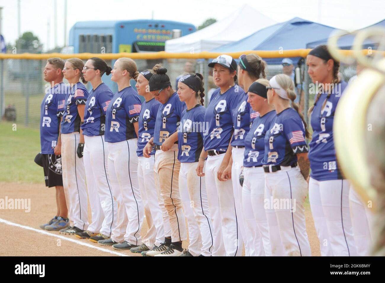 L’équipe féminine de softball de la Force aérienne se place le 13 août avant le dernier tournoi du Championnat féminin de softball des Forces armées pour affronter la Marine au South Softball Complex. Navy a terminé le match avec 20 courses et Air Force a terminé à 17. Le dernier repas est devenu très serré après que l'armée de l'air ait batté en six tours pour tenter de combler la différence de neuf tours qui se passait au sommet du repas. C’est la première médaille d’or que l’équipe féminine de softball de la Marine a ramenée à la maison. Banque D'Images