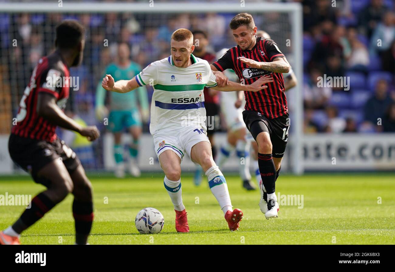 Gavin Holohan de Hartlepool est en compétition pour le ballon avec Rovers Ryan Watson photo de Steve Flynn/AHPIX.com, football: SkyBet League Two Match Tranme Banque D'Images