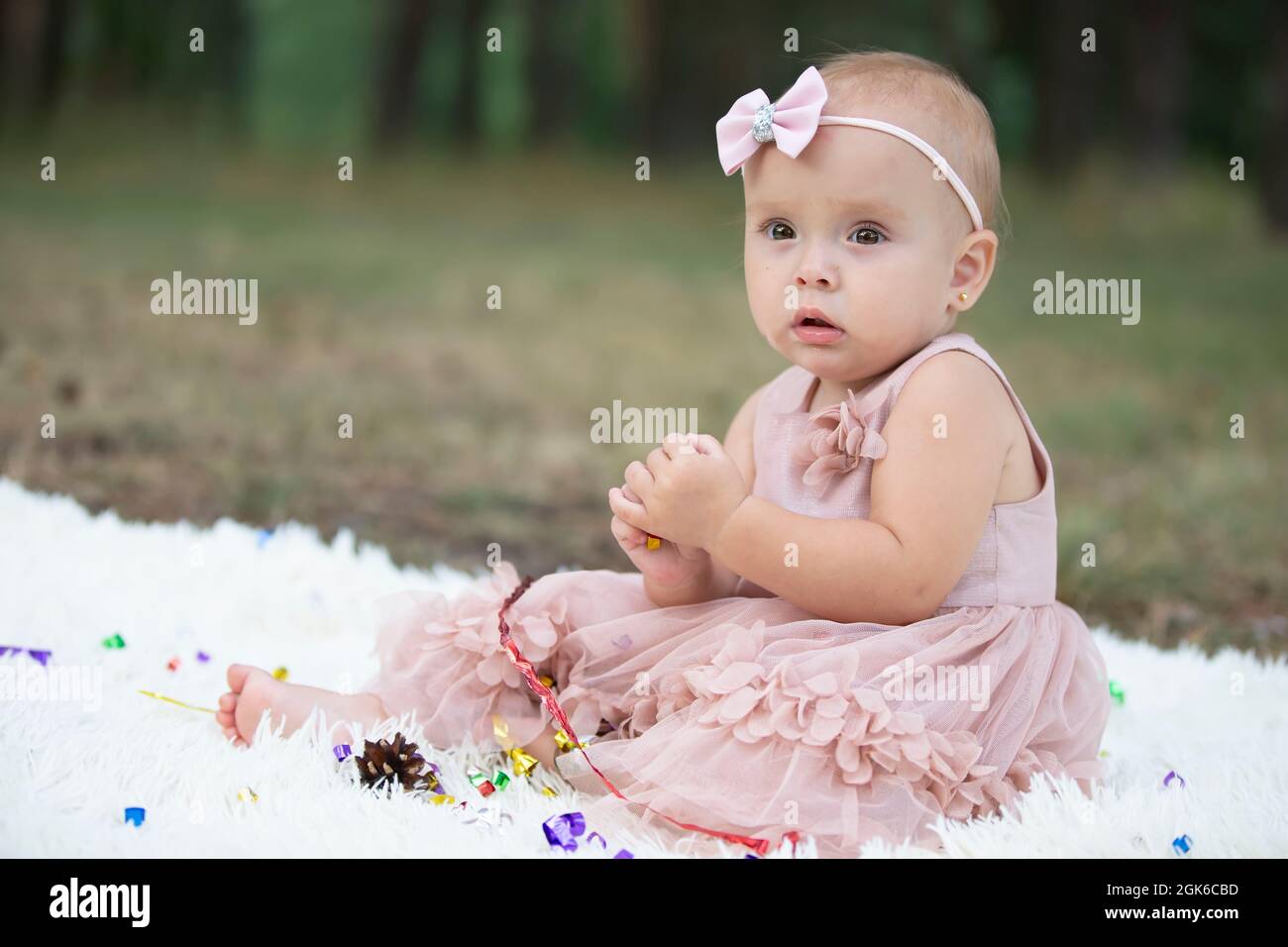 Une Belle Petite Fille Sur Une Promenade Dans Un Parc D Ete Enfant De 1 An Bebe Doux Photo Stock Alamy