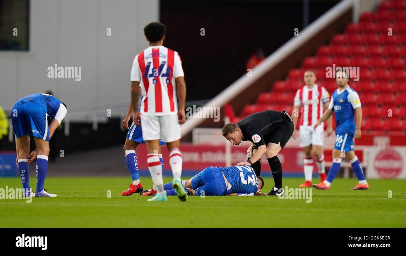 L'arbitre Marc Edwards vérifie le Dan Gardner de Doncaster blessé photo par Steve Flynn/AHPIX.com, football: Carabao Cup 2e match rond Stoke City - Banque D'Images