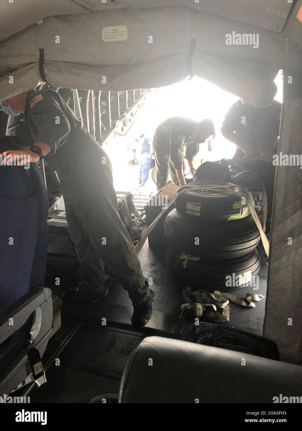 Les membres de l'équipage de conduite de la U.S. Coast Guard HC-144 Ocean Sentry préparent et chargent l'avion pour le déploiement en Haïti, OPA-locka (Floride), le 15 août 2021. Nos hélicoptères et nos équipages transportent du personnel médical et évacuent ceux qui ont besoin de soins de plus haut niveau. Banque D'Images