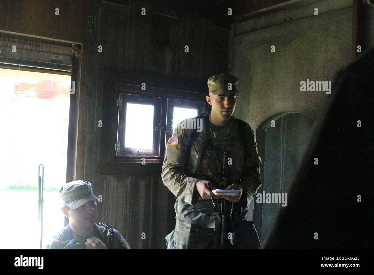 Le capitaine de la Réserve de l'armée américaine Alexander Tucci, officier des affaires civiles (à droite) et Pvt. Alec Golden, spécialiste des affaires civiles (à gauche) au 437e Bataillon des affaires civiles, 354 la Brigade des affaires civiles tente de négocier un dialogue de paix avec le chef du village le 15 août 2021, Au cours de l'exercice Apollo Gold est un exercice de formation en affaires civiles conçu par la 437e CA BN pour préparer les soldats à accomplir des tâches dans un environnement multidomaine hybride-menace post-conflit (stabilisation). L'exercice fait partie de la formation annuelle de l'unité. Il se concentre sur les opérations de stabilité et l'aide humanitaire étrangère Banque D'Images