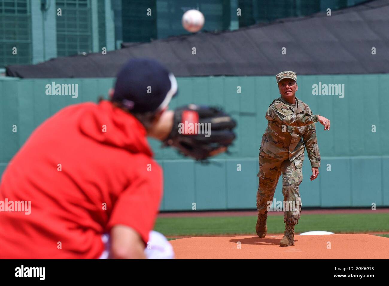 Le colonel Katrina Stephens, commandant de l'installation à la base aérienne de Hanscom, Massachusetts, lance le premier terrain avant un match Red Sox au Fenway Park à Boston, le 15 août. Hanscom AFB a établi un partenariat communautaire de longue date avec l'organisation Red Sox. Banque D'Images