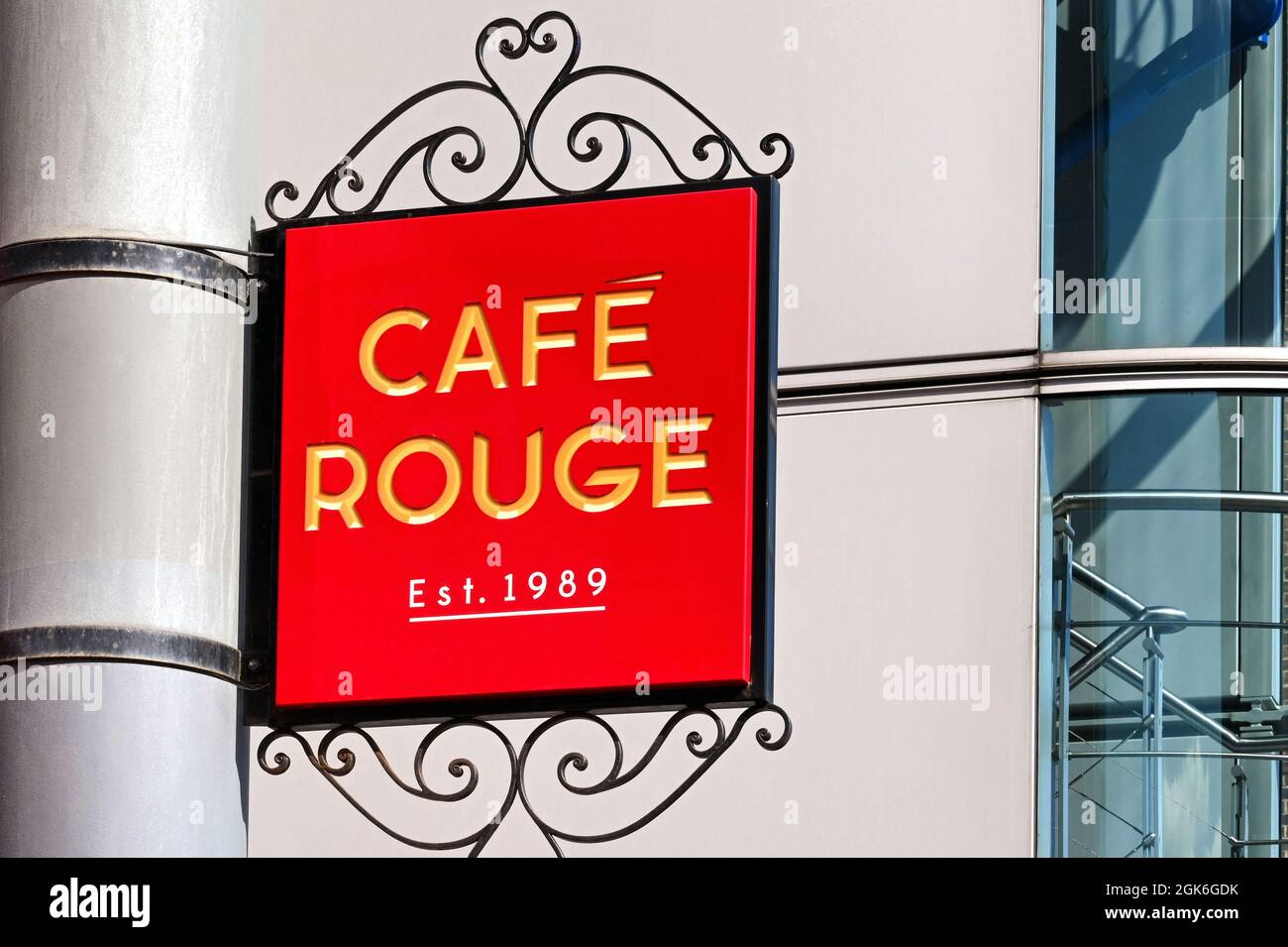 Londres, Angleterre - août 2021 : panneau à l'extérieur d'une branche de la chaîne de restaurants Cafe Rouge. Il est la propriété de l'décontracté Dining Group Banque D'Images