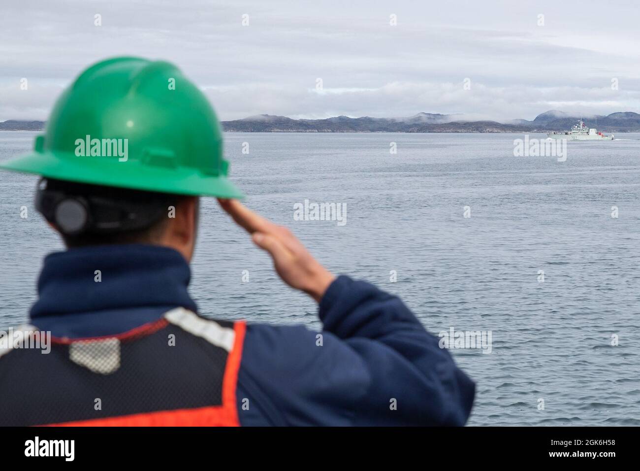 NUUK, Groenland -- (août 16, 2021) les marins affectés à la célèbre découpeuse d'endurance moyenne de 270 pieds USCGC Escanaba (WMEC 907) rendent des salutes au NCSM Goosebay pendant l'opération Nanook. La Garde côtière des États-Unis participe de nouveau avec des partenaires de l'opération Nanook, une opération de souveraineté et un exercice de guerre de manœuvre mené par les Forces armées canadiennes. Banque D'Images