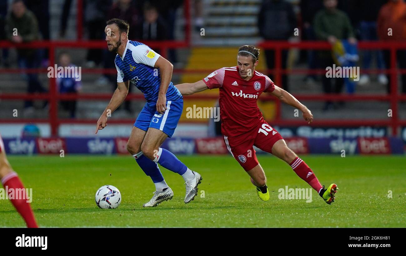 DaN Gardner de Doncaster passe devant Joe Pritchard d'Accrrington photo par Steve Flynn/AHPIX.com, football: Skybet League1 match Accrington Stanley -V. Banque D'Images