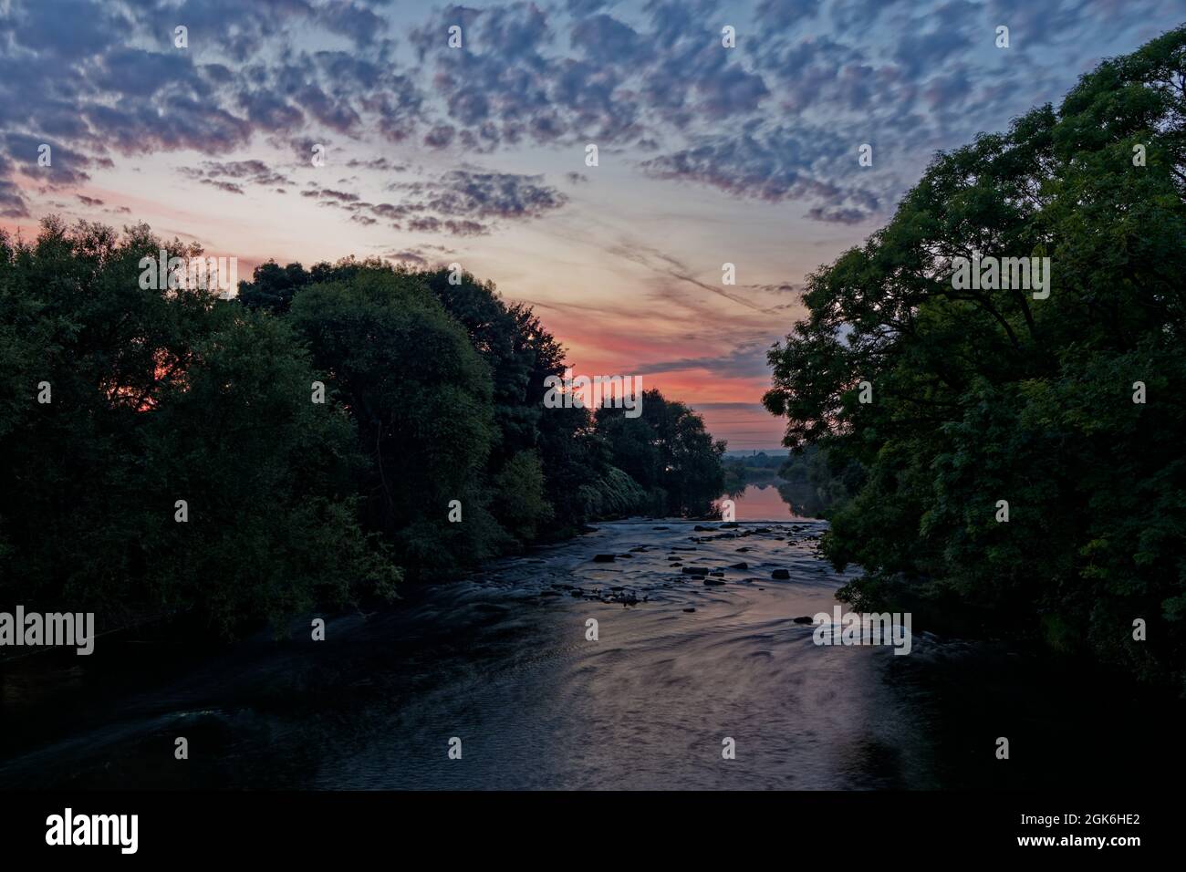 Coucher de soleil sur la rivière Calder à Wakefield, West Yorkshire. Banque D'Images