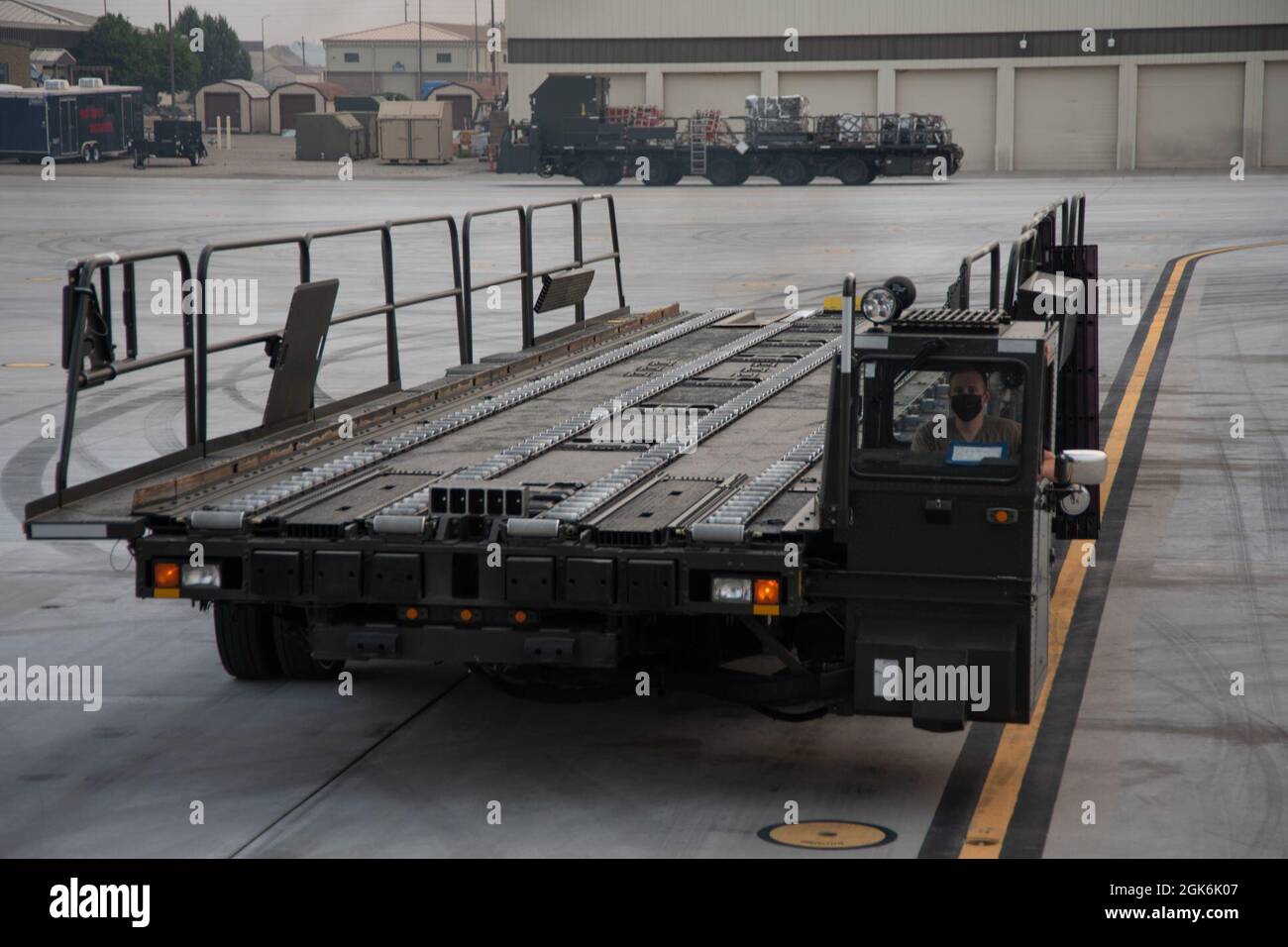 Le premier Airman de la U.S. Air Force Jay Rhodes, spécialiste du transport aérien du 366e Escadron de préparation logistique, conduit un Tuner de 60k sur une ligne de vol à la base aérienne de Mountain Home, Idaho, le 16 août 2021. Après avoir déchargé l'expédition, ils avisent les planificateurs de grumes d'appeler d'autres escadrons pour ramasser leur cargaison. Banque D'Images
