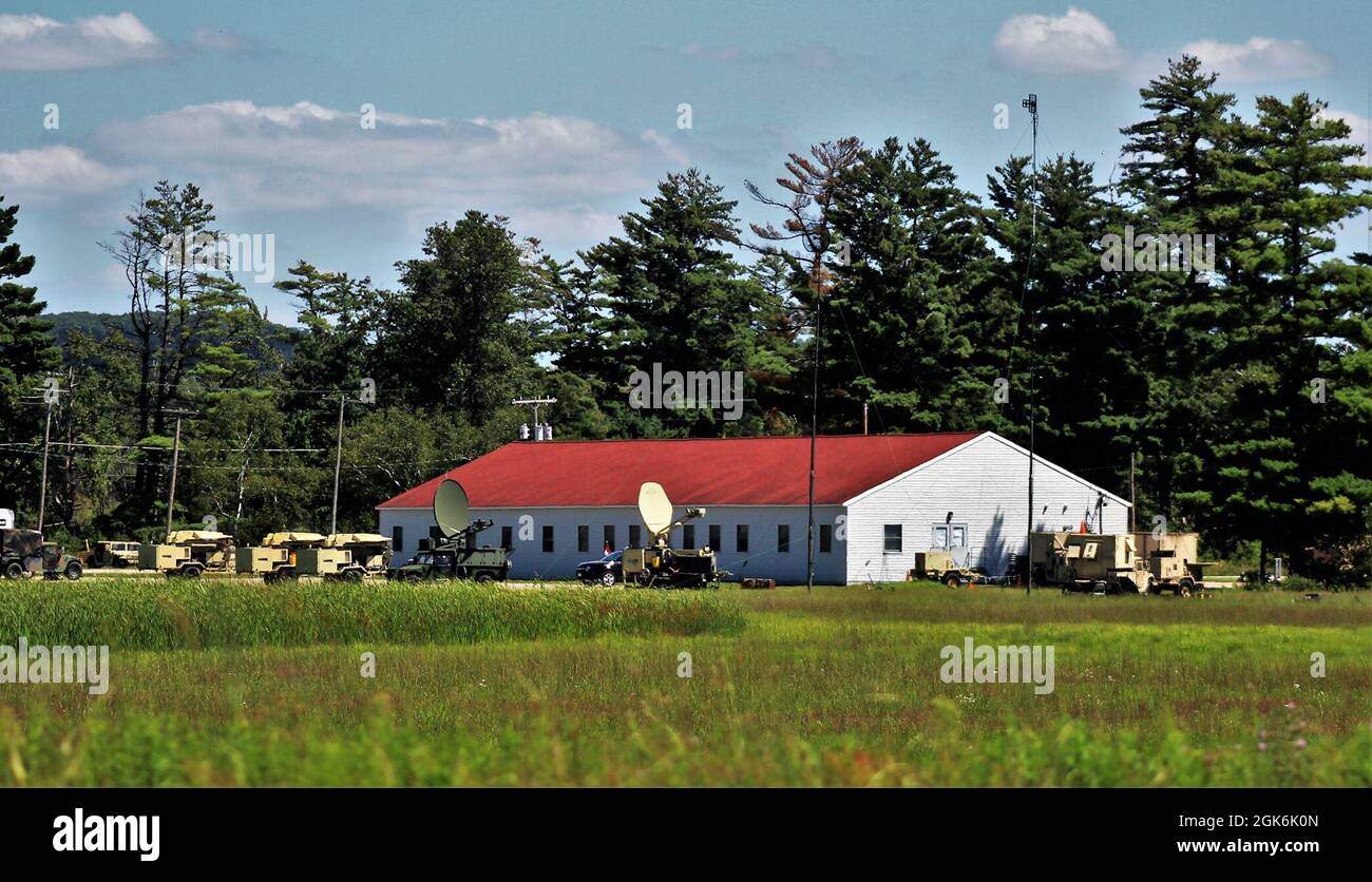 Les troupes du corps des transmissions de l'armée ont une zone de fort McCoy, dans le Wisconsin, établie le 16 août 2021, pour appuyer les communications pour l'exercice 78-21-04 d'entraînement de soutien au combat de la 78e Division d'entraînement et pour l'exercice Grecian Firebolt 2021. Les soldats du 335e Commandement du signal (Théâtre) ont participé en fournissant une infrastructure de réseau pour le Firebolt grec. Grecian Firebolt est un exercice d'entraînement annuel qui permet aux unités de signaux de suivre le rythme des transformations de communication et de lier le soutien de communication aux exercices identifiés parrainés par le Commandement de la Réserve de l'Armée de terre des États-Unis. Banque D'Images