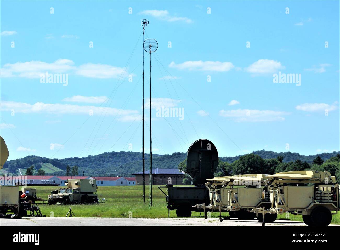 Les troupes du corps des transmissions de l'armée ont une zone de fort McCoy, dans le Wisconsin, établie le 16 août 2021, pour appuyer les communications pour l'exercice 78-21-04 d'entraînement de soutien au combat de la 78e Division d'entraînement et pour l'exercice Grecian Firebolt 2021. Les soldats du 335e Commandement du signal (Théâtre) ont participé en fournissant une infrastructure de réseau pour le Firebolt grec. Grecian Firebolt est un exercice d'entraînement annuel qui permet aux unités de signaux de suivre le rythme des transformations de communication et de lier le soutien de communication aux exercices identifiés parrainés par le Commandement de la Réserve de l'Armée de terre des États-Unis. Banque D'Images