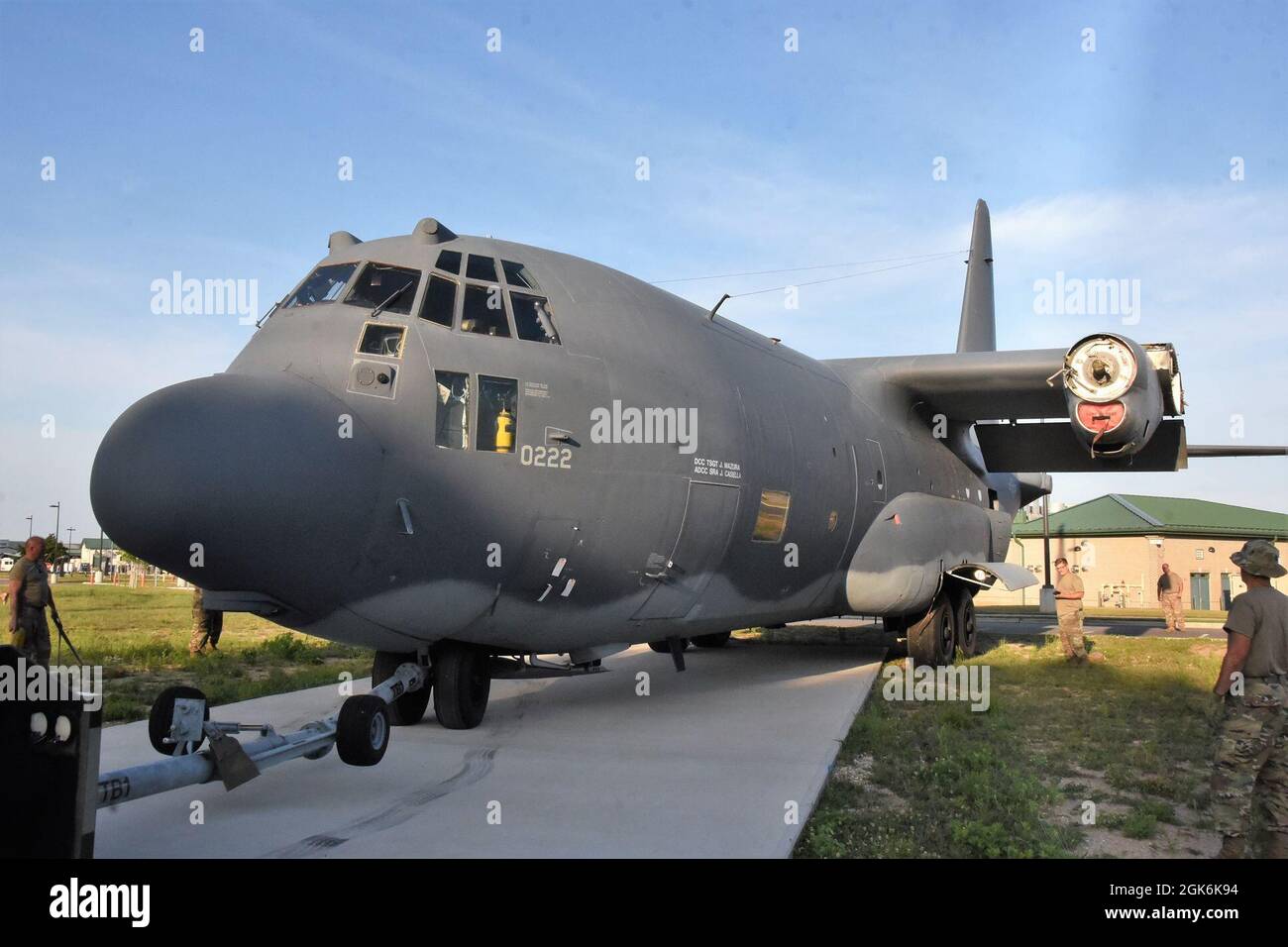 L’avion Hercules HC-130 « The Spirit of long Island », numéro de queue 0222, qui a été utilisé pendant la guerre du Vietnam et qui a ensuite été affecté à la 106e Escadre de sauvetage de la Garde nationale aérienne de New York, située à la base de la Garde nationale aérienne Francis S. Gabreski, Westhampton Beach, New York, jusqu’à son déclassement en 2019, Est déplacé de la ligne de vol à son site d'exposition statique à l'entrée de la base le 16 août 2021. Le démontage et le déplacement ont été effectués par des membres du service de la Garde nationale aérienne de New York, du Connecticut, de l'Arkansas et du personnel de service actif de la US Air Force. Banque D'Images