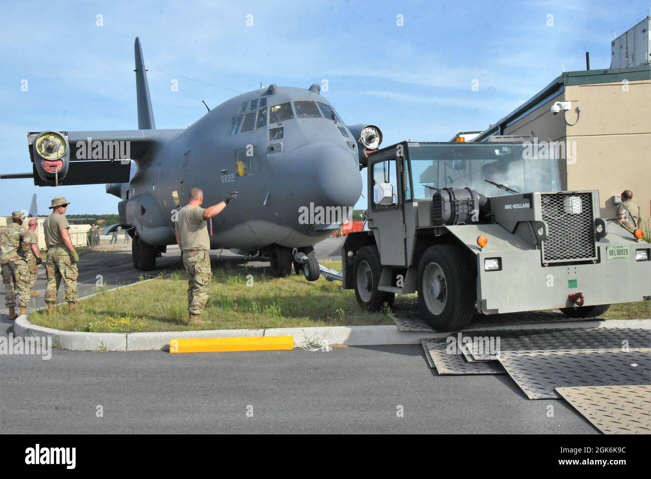 L’avion Hercules HC-130 « The Spirit of long Island », numéro de queue 0222, qui a été utilisé pendant la guerre du Vietnam et qui a ensuite été affecté à la 106e Escadre de sauvetage de la Garde nationale aérienne de New York, située à la base de la Garde nationale aérienne Francis S. Gabreski, Westhampton Beach, New York, jusqu’à son déclassement en 2019, Est déplacé de la ligne de vol à son site d'exposition statique à l'entrée de la base le 16 août 2021. Le démontage et le déplacement ont été effectués par des membres du service de la Garde nationale aérienne de New York, du Connecticut, de l'Arkansas et du personnel de service actif de la US Air Force. Banque D'Images