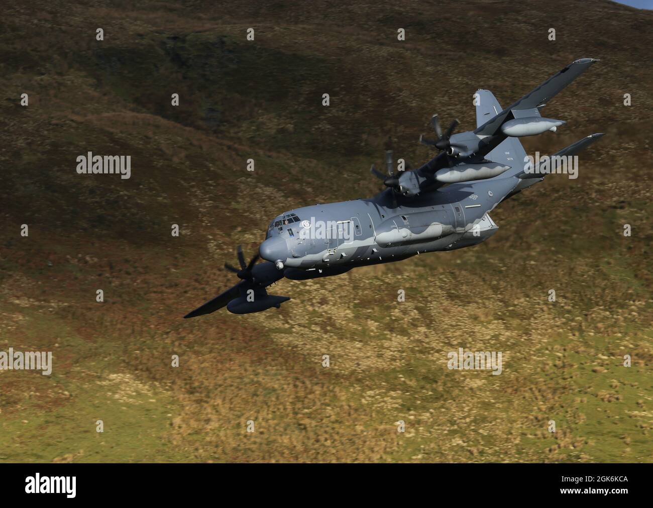 Un avion MC-130J Commando de la US Air Force a suivi un entraînement de vol à basse altitude dans la « boucle du Mach », au pays de Galles, au Royaume-Uni. Banque D'Images