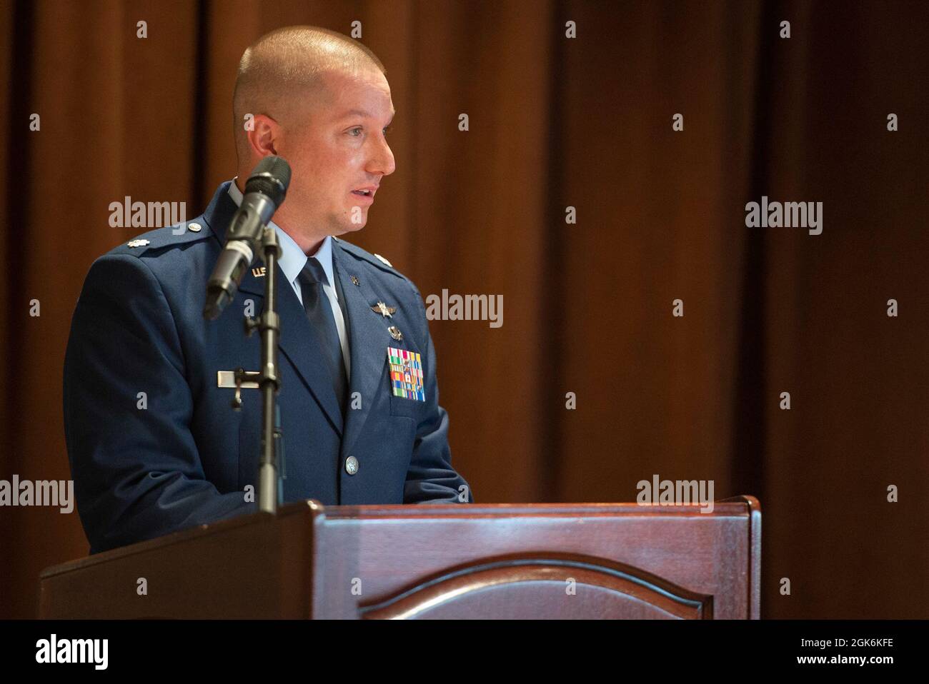 Le lieutenant-colonel Timothy Adams de la U.S. Air Force, commandant entrant du 88e Escadron de communications, prononce des remarques lors d'une cérémonie d'accession au commandement qui s'est tenue au club de base, le 16 août 2021, à la base aérienne Wright-Patterson, Ohio. Adams, remplace le lieutenant-colonel Jeffrey Crepeau, qui a récemment pris sa retraite. Banque D'Images