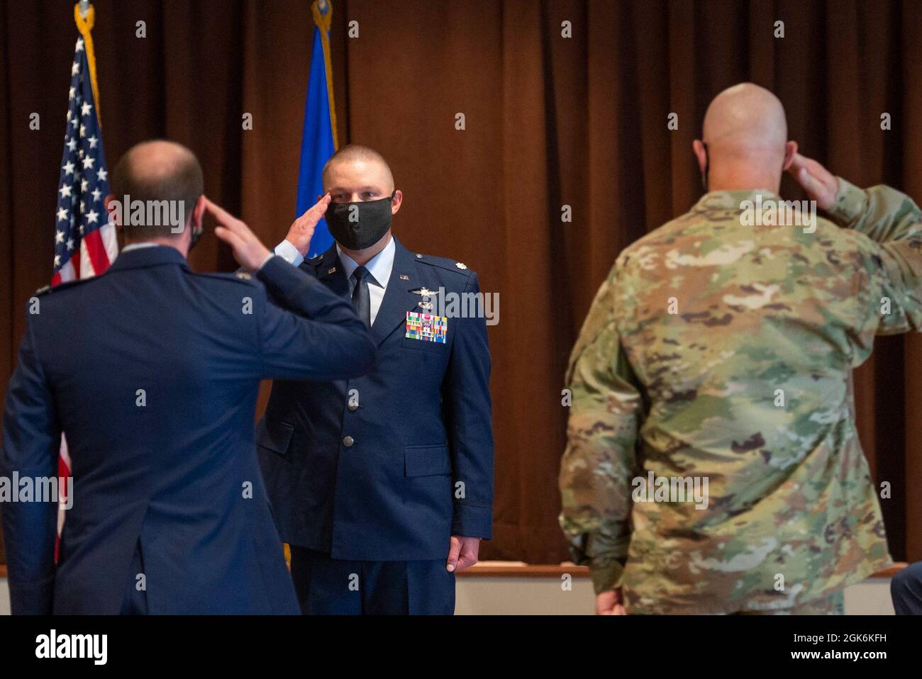 Le lieutenant-colonel Timothy Adams de la US Air Force, commandant entrant du 88e Escadron de communications, reçoit le premier salut traditionnel à titre de commandant des membres de son escadron lors d'une cérémonie d'accession au commandement tenue au club de base, le 16 août 2021, à la base aérienne Wright-Patterson, Ohio. Adams, remplace le lieutenant-colonel Jeffrey Crepeau, qui a récemment pris sa retraite. Banque D'Images