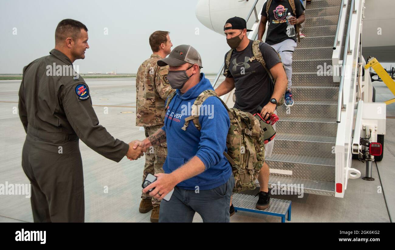 Le lieutenant-colonel Jeremiah King de la US Air Force, commandant adjoint du 389e Escadron de chasseurs (à l'extrême gauche) et le lieutenant-colonel Beacher Webb, 389e commandant du FS (à gauche) accueillent de nouveau les aviateurs de la 366e Escadre de chasseurs à la base aérienne de Mountain Home, Idaho, le 16 août 2021. Les aviateurs sont revenus de leur déploiement à la base aérienne d'Anderson, à Guam, pour le fer du Pacifique, où ils ont opérationnalisé des capacités d'amélioration de la préparation pour assurer une région Indo-Pacifique libre et ouverte. Banque D'Images