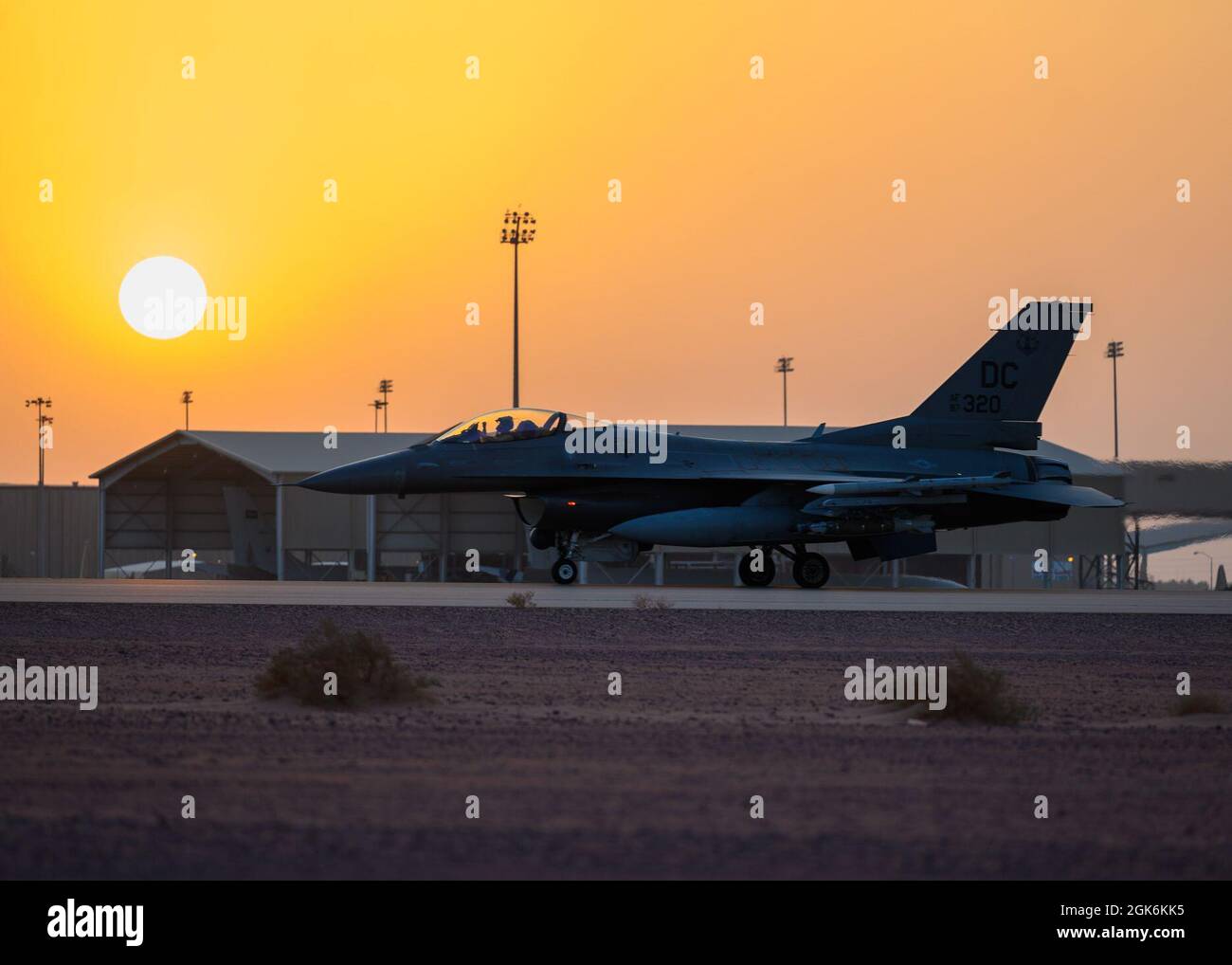 Un F-16 de la Force aérienne des États-Unis qui combat des taxis Falcon jusqu'à la piste de la base aérienne de Prince Sultan, Royaume d'Arabie saoudite, en préparation à une sortie de patrouille aérienne de combat dans la zone de responsabilité du Commandement central des États-Unis. La 378e Escadre expéditionnaire aérienne fournit un soutien aérien, des capacités logistiques, de la main-d'œuvre et des ressources au Centre de la Force aérienne des États-Unis pour appuyer les opérations d'évacuation non combattantes en cours. Banque D'Images
