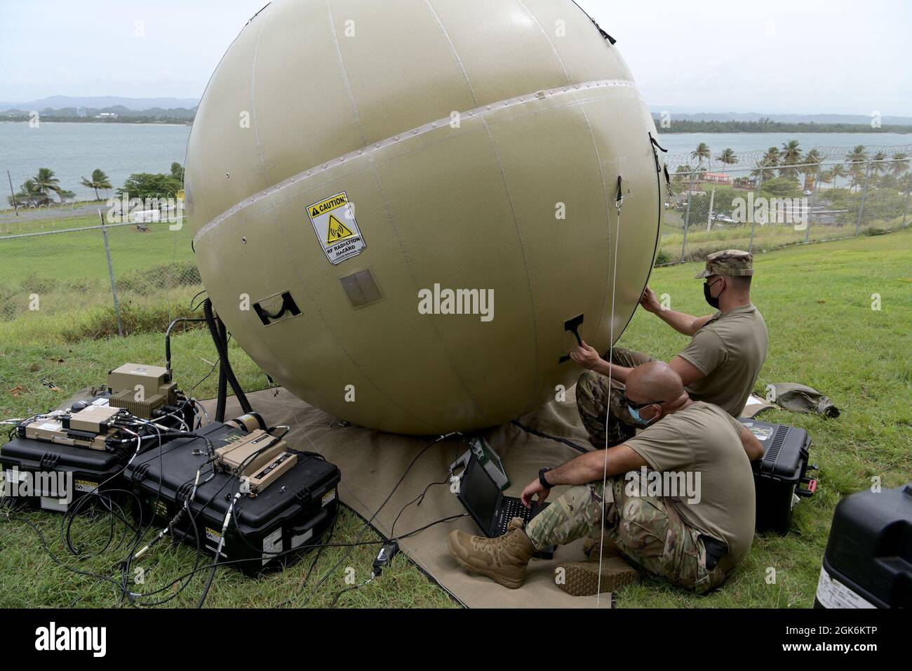 Des aviateurs américains, avec le 156e Escadron de communications de combat, Garde nationale aérienne de Porto Rico, effectuent une formation sur l'antenne de transmission et de réception de l'antenne de boule à la station de garde aérienne de Punta Salinas, le 16 août 2021. L'antenne fait partie du Small Communications Package qui permet des services réseau, Internet et téléphoniques rapides. Banque D'Images