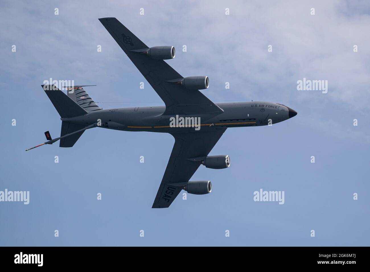 Une garde nationale de l'air du New Jersey KC-135 Stratotanker avec la 108e Escadre vole le long de la plage pendant une course d'entraînement pour le tonnerre de la ville atlantique au-dessus du spectacle aérien de la promenade vu de Ventnor City, N.J., 17 août 2021. Banque D'Images