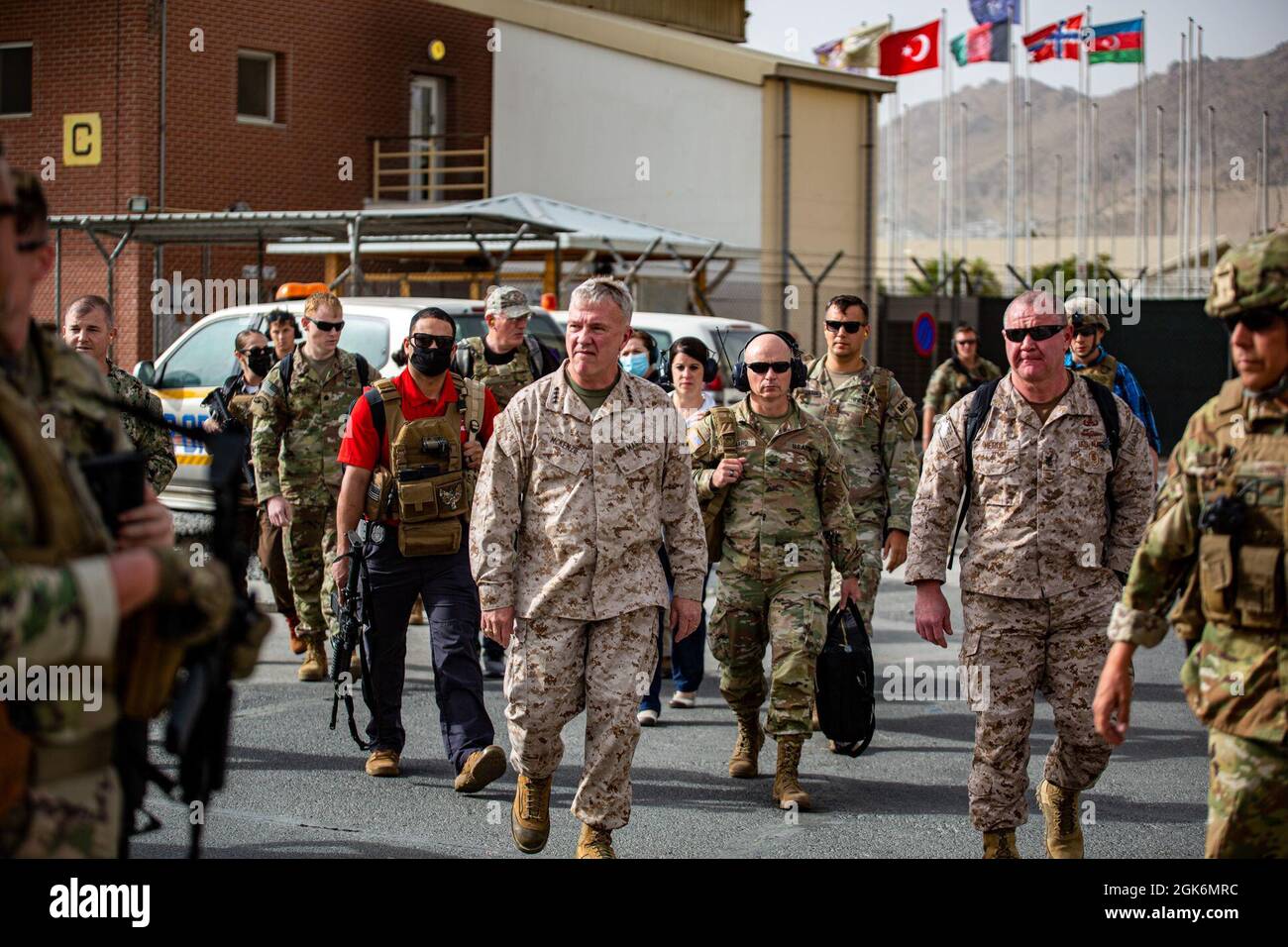 Le commandant général du Commandement central des États-Unis Kenneth F. McKenzie visite un centre de contrôle d'évacuation à l'aéroport international Hamid Karzaï, en Afghanistan, en août 17. Les Marines aident le Département d'État à prélever de façon ordonnée le personnel désigné en Afghanistan. Banque D'Images