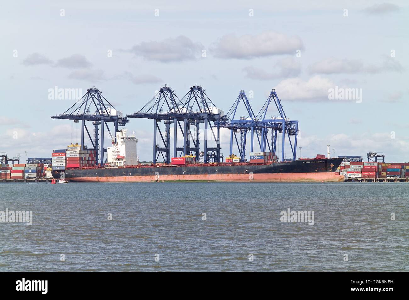 Le navire à conteneurs X-Press Kilimanjaro est amarré au port de Felixstowe, Suffolk, Royaume-Uni. Banque D'Images