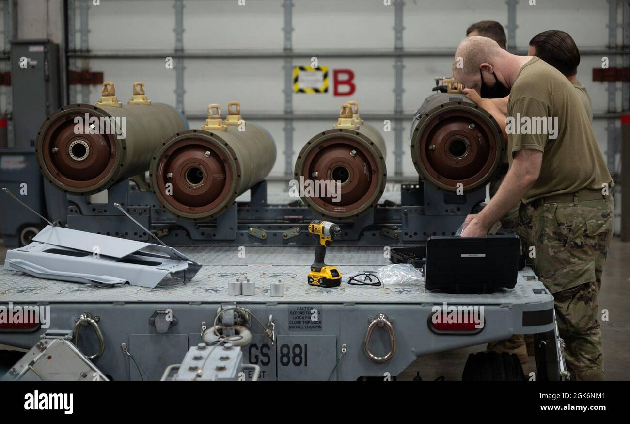 Des aviateurs du 2e Escadron de maintenance préparent quatre missiles GBU-31/V3 à la base aérienne de Barksdale, Louisiane, août 17, 2021. Les missiles devaient être utilisés pendant la démonstration de tir en direct du programme d'évaluation des systèmes d'armes à la fin du mois d'août 2021 dans l'Utah. Banque D'Images