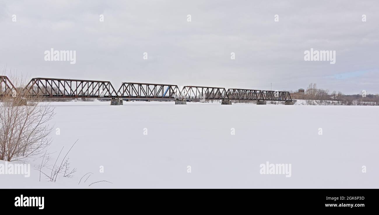 Pont ferroviaire du Prince de Galles au-dessus de la rivière Ottawa gelée Banque D'Images