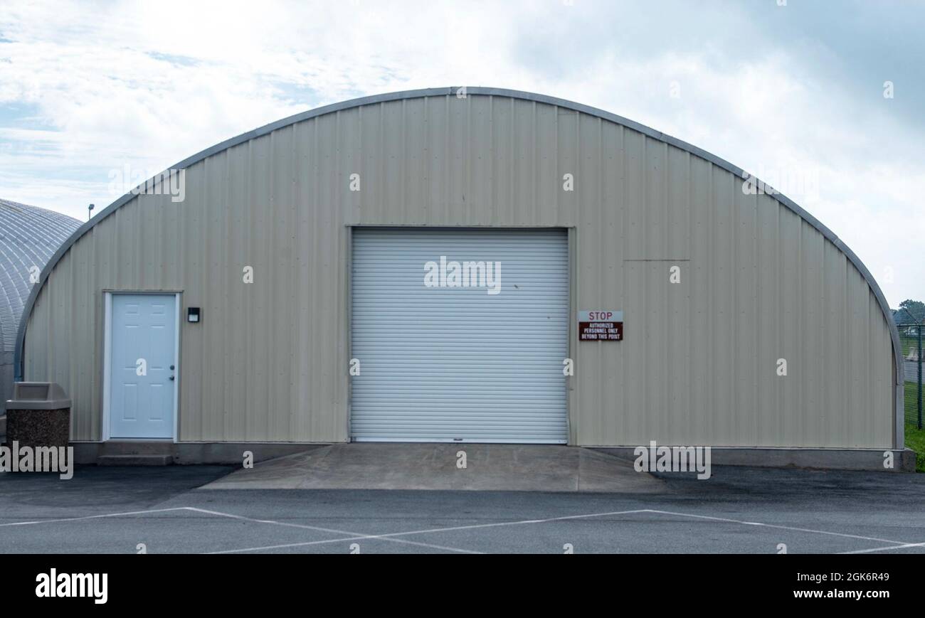 A Air Mobility Command Museum Quonset Hut se trouve à l'extrémité sud du musée, à la base aérienne de Douvres, Delaware, le 18 août 2021. La cabane Quonset a été transformée en salle de classe en 2020 et sert à enseigner aux enfants l'aviation, les forces de vol, les moteurs d'avion, la façon dont la météo affecte le vol et la planification de vol ainsi que les programmes d'apprentissage et de sensibilisation des adultes. Banque D'Images A Air Mobility Command Museum Quonset Hut se trouve à l'extrémité sud du musée, à la base aérienne de Douvres, Delaware, le 18 août 2021. La cabane Quonset a été transformée en salle de classe en 2020 et sert à enseigner aux enfants l'aviation, les forces de vol, les moteurs d'avion, la façon dont la météo affecte le vol et la planification de vol ainsi que les programmes d'apprentissage et de sensibilisation des adultes. Banque D'Images