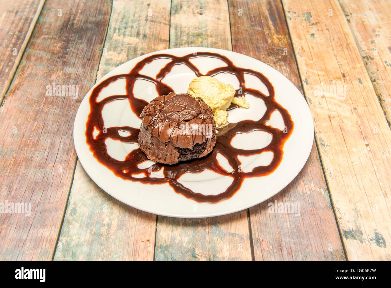 Dessert Volcan Au Chocolat Avec Glace A La Vanille Sur Une Assiette Blanche Vue D Un Angle De 45 Degres Photo Stock Alamy