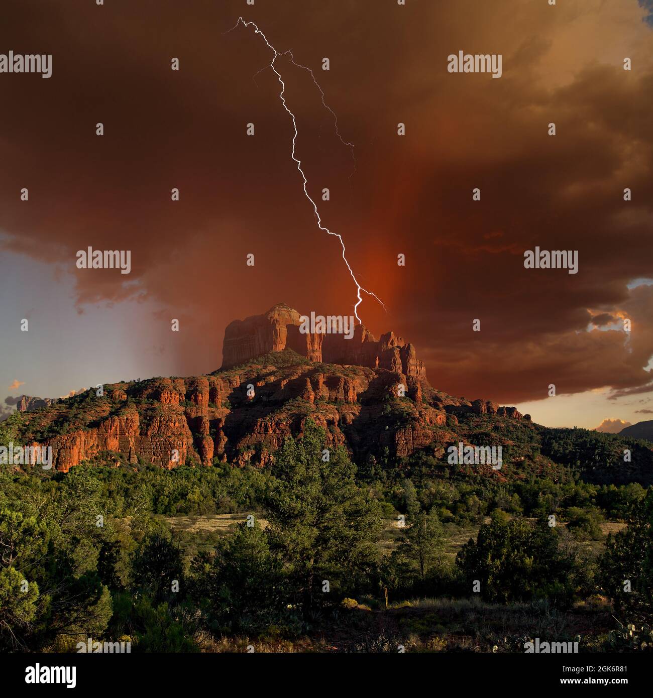 Mélange HDR d'une cellule de tempête qui se balade Cathedral Rock à Sedona,  Arizona, près du coucher du soleil. Composé de 3 expositions. Un pour le  paysage. Un pour le Photo Stock -