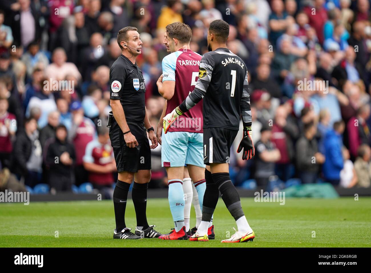 James Tarkowski, de Burnley, fait appel à l'arbitre David Coote alors que son but est envoyé à VAR Picture par Steve Flynn/AHPIX.com, football: English Premier League Banque D'Images