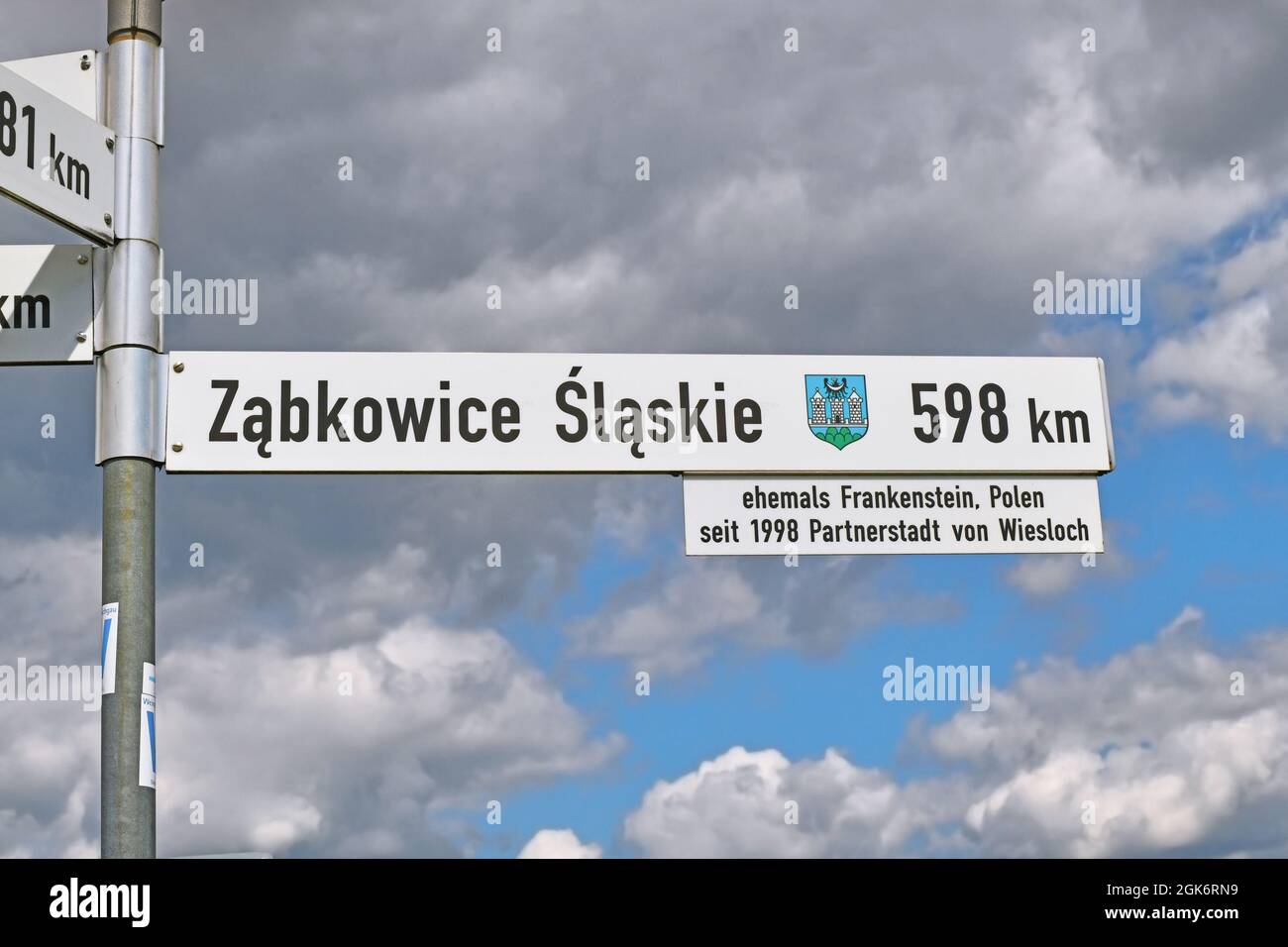 Wiesloch, Allemagne - août 2021 : panneau indiquant la direction et la distance de la ville jumelle Ząbkowice Śląskie en Pologne Banque D'Images