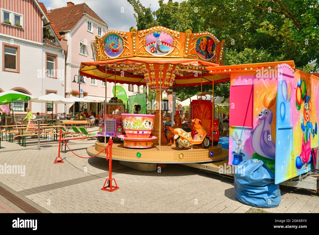 Bensheim, Allemagne - 2021 août : petit carrousel coloré dans le centre-ville historique, le jour d'été ensoleillé Banque D'Images