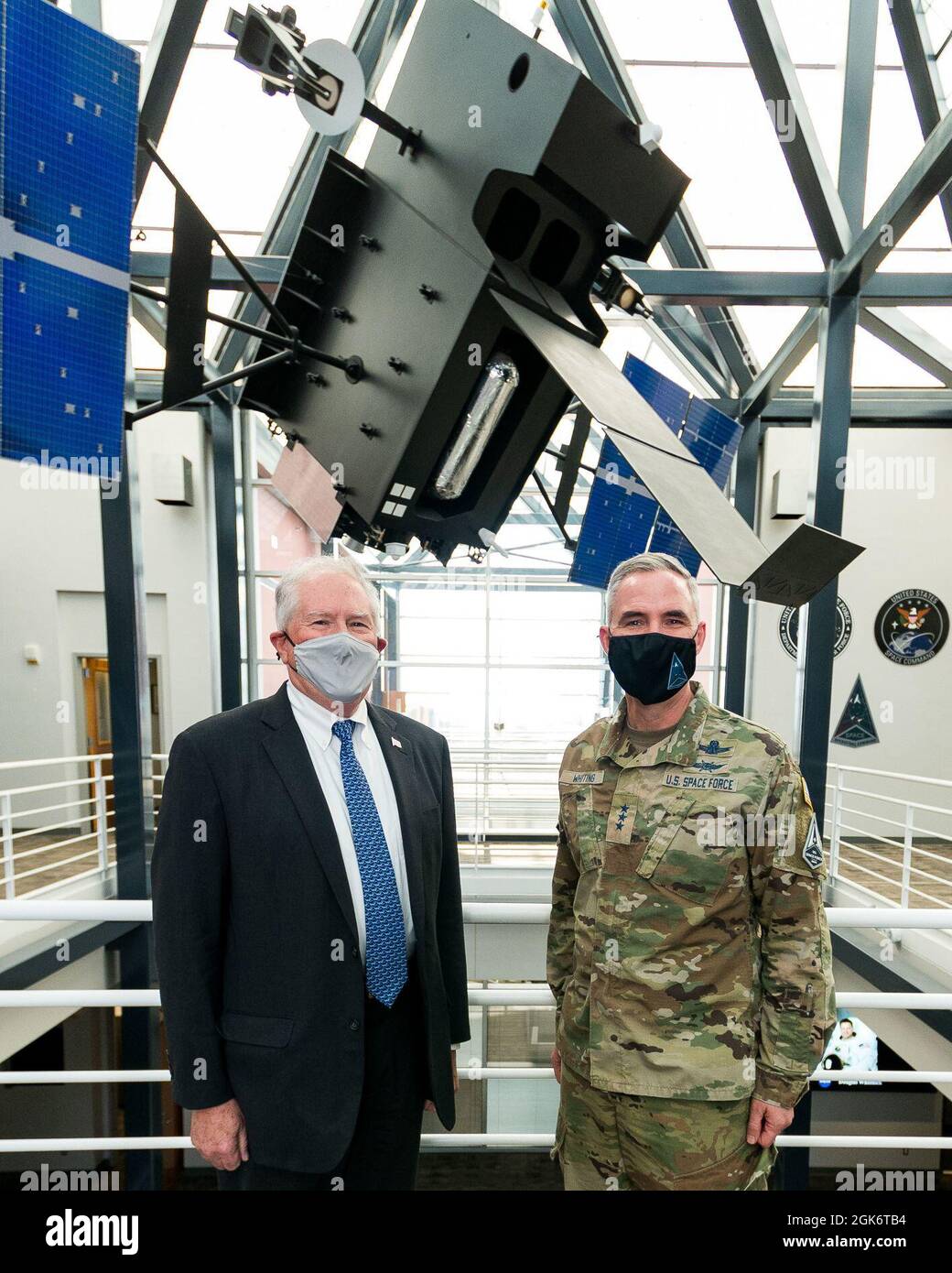 Le secrétaire de la Force aérienne Frank Kendall est accompagné du lieutenant-général Stephen Whiting, commandant du Commandement des opérations spatiales, devant un modèle de système infrarouge spatial (SBIRS) à la base de la Force spatiale Peterson, Colorado, le 18 août 2021. Au cours de sa première visite à Peterson SFB, Kendall a rencontré le Commandement spatial des États-Unis, le Commandement du Nord des États-Unis et le leadership du SPOC, ainsi que des aviateurs et des gardiens pour reconnaître leur rôle dans la protection de la nation. Banque D'Images