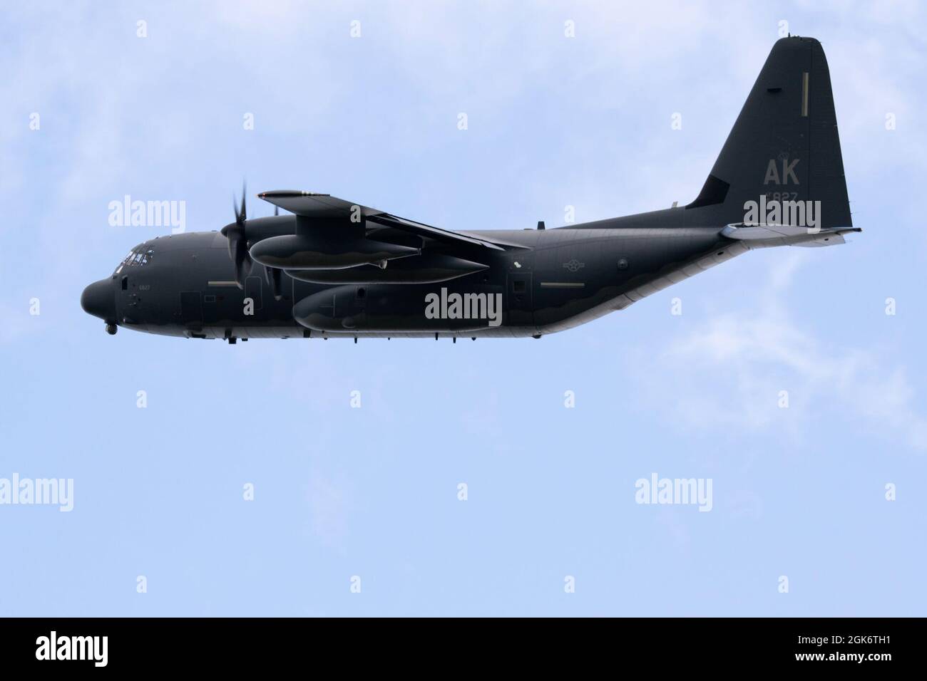 Un roi de combat HC-130J de la Garde nationale aérienne de l'Alaska exploité par l'équipage du 211e Escadron de sauvetage, 176e Escadre, passe au-dessus de la zone de chute de Malemute pendant l'entraînement aérien à la base interarmées Elmendorf-Richardson (Alaska), le 18 août 2021. Le HC-130J combat King II est une version spécialement modifiée et améliorée du très connu C-130 Hercules. Il peut effectuer des opérations de récupération du personnel, des opérations de recherche et de sauvetage, ainsi que des missions de ravitaillement en vol par hélicoptère aérien et de ravitaillement au sol. Banque D'Images