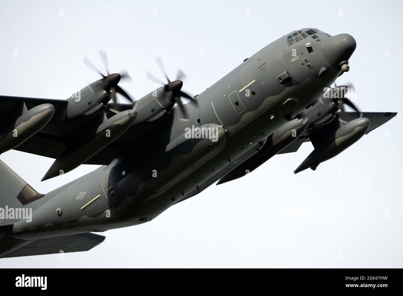 Un roi de combat HC-130J de la Garde nationale aérienne de l'Alaska exploité par l'équipage du 211e Escadron de sauvetage, 176e Escadre, arpente la zone de chute de Malemute pendant l'entraînement aérien à la base interarmées Elmendorf-Richardson (Alaska), le 18 août 2021. Le HC-130J combat King II est une version spécialement modifiée et améliorée du très connu C-130 Hercules. Il peut effectuer des opérations de récupération du personnel, des opérations de recherche et de sauvetage, ainsi que des missions de ravitaillement en vol par hélicoptère aérien et de ravitaillement au sol. Banque D'Images