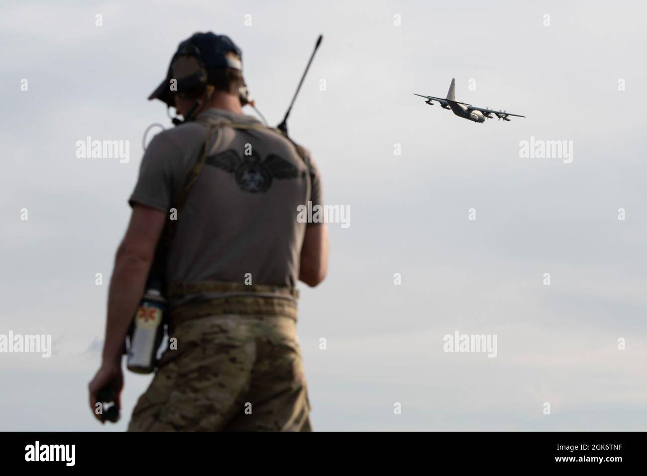 Un roi de combat HC-130J de la Garde nationale aérienne de l'Alaska exploité par l'équipage du 211e Escadron de sauvetage, 176e Escadre, passe au-dessus de la zone de chute de Malemute pendant l'entraînement aérien à la base interarmées Elmendorf-Richardson (Alaska), le 18 août 2021. Le HC-130J combat King II est une version spécialement modifiée et améliorée du très connu C-130 Hercules. Il peut effectuer des opérations de récupération du personnel, des opérations de recherche et de sauvetage, ainsi que des missions de ravitaillement en vol par hélicoptère aérien et de ravitaillement au sol. Banque D'Images