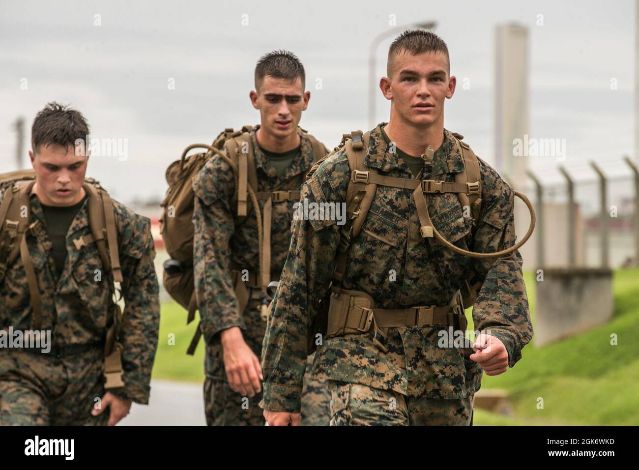 Caporal de lance du corps des Marines des États-Unis Michael Barger, à droite, un ingénieur de combat avec 9e Bataillon de soutien des ingénieurs, 3d Marine Logistics Group, participe à une course de ruck chronométrée pendant un crier de l'équipe de reconnaissance des ingénieurs du littoral sur Camp Hansen, Okinawa, Japon, 18 août 2021. Le 9e ESB a mené le crier pour sélectionner les Marines et marins les plus qualifiés pour servir dans l'équipe de reconnaissance de l'ingénieur littoral, et pour présenter certains des défis physiques et mentaux que LERT Marines devrait surmonter. Le LERT est une fonctionnalité 3d MLG, spécialisée dans l'ingénierie et la mobilité d'intel Banque D'Images