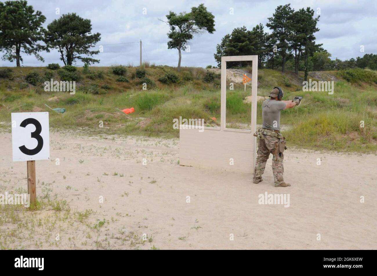 Ce soldat du 2-113e Escadron d'infanterie est présenté en suivant son entraînement de qualification M9, situé au rang 28A, dans la chaîne de fort dix. Dans la qualification de pistolet M9, les soldats doivent atteindre la cible avec au moins 24 tours pour obtenir la qualification de tir. Pour devenir un sharpshooter, les troupes doivent atteindre les cibles avec 25 à 35 tours. Enfin, pour obtenir le badge expert avec le pistolet, les soldats doivent atteindre la cible avec 36 à 40 tours. Banque D'Images