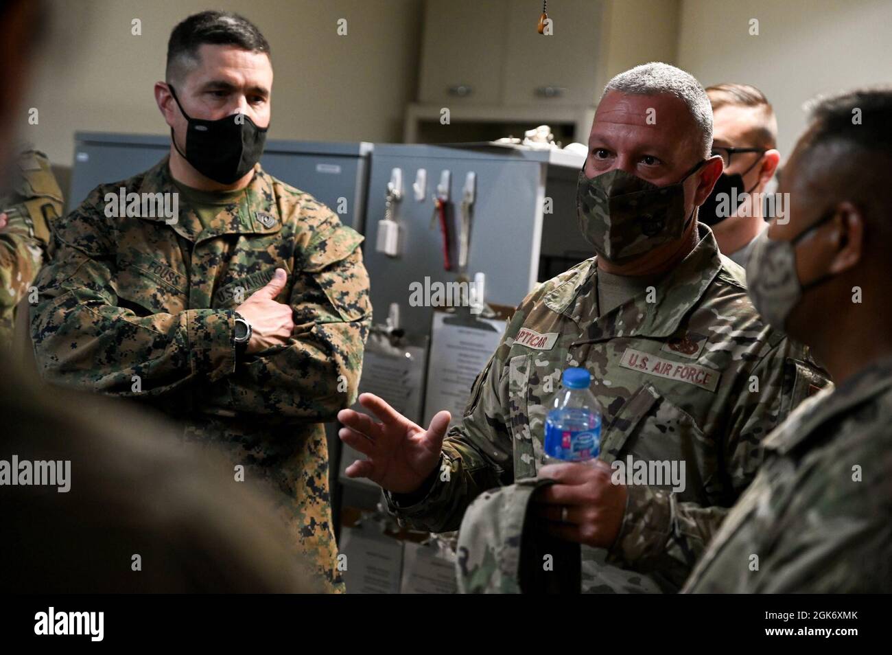 Le sergent-chef Justin Apticar, 51e chef de commandement de l'escadre de combat, s'adresse aux chefs de commandement inscrits sur les services fournis par le 51e groupe médical à la base aérienne d'Osan, République de Corée, le 18 août 2021. Banque D'Images