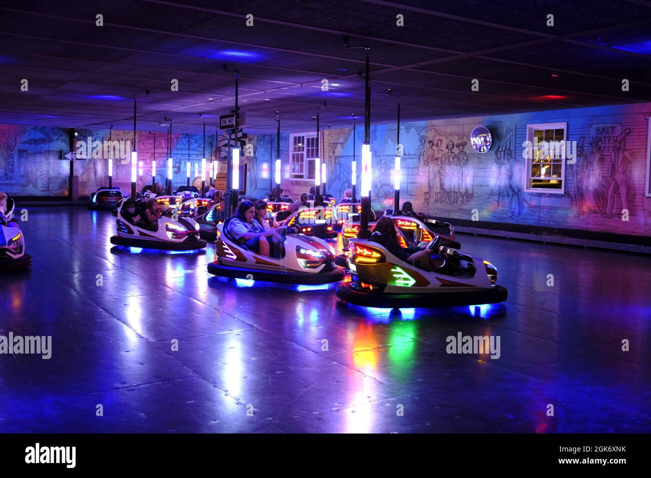 WILDWOOD NJ, ÉTATS-UNIS - 12 septembre 2021 : des autos tamponneuses en action sur Moreys Pier, sur Wildwood Boardwalk, New Jersey Banque D'Images