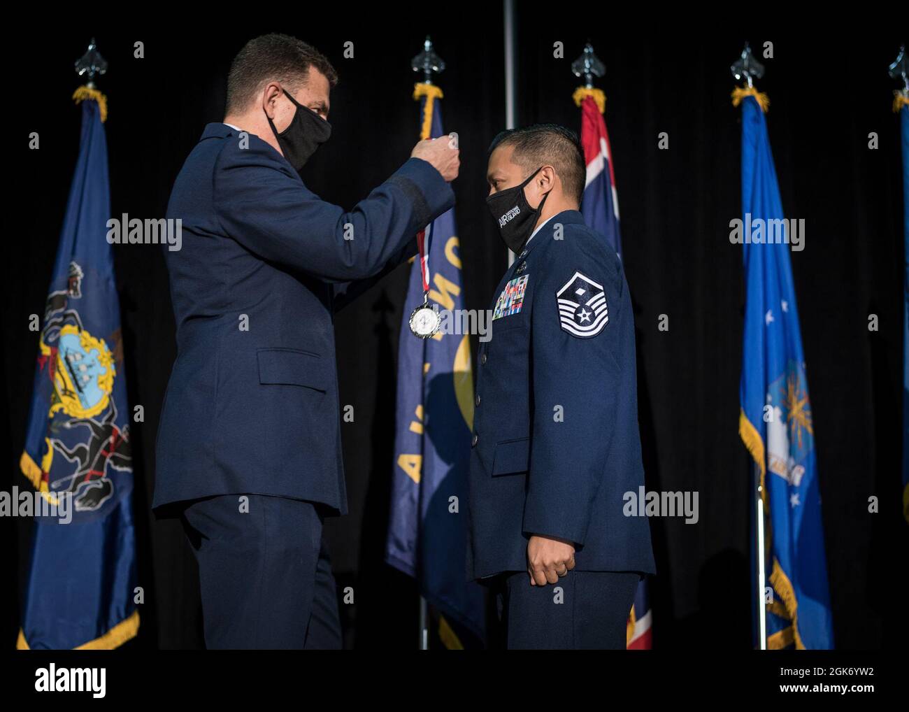 Sergent-chef de la Force aérienne des États-Unis John Stegen, avec la 153e Escadre du transport aérien, garde nationale du Wyoming, reçoit un prix du lieutenant-général Michael A. Loh, directeur de la Garde nationale aérienne (ANG), lors de la cérémonie des aviateurs exceptionnels de l'année à la base interarmées Andrews, Maryland, le 19 août 2021. Stegen a été reconnu comme le premier sergent de l’année de l’ANG pendant la semaine de la force 2021, un événement annuel organisé par le chef de commandement de l’ANG qui met en lumière le perfectionnement professionnel et célèbre les réalisations des membres les plus performants du corps enrôlisé. Banque D'Images