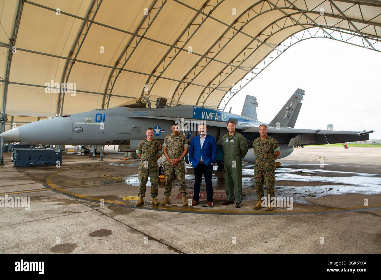 Le sénateur du Texas Ted Cruz visite le Marine Fighter Attack Squadron 112 (VMFA-112), Marine Aircraft Group 41, 4e Escadre Marine Aircraft, un escadron de la Réserve du corps marin basé au Texas à bord de la base de la Réserve interarmées de la base aérienne navale de fort Worth, le 19 août 2021. Banque D'Images