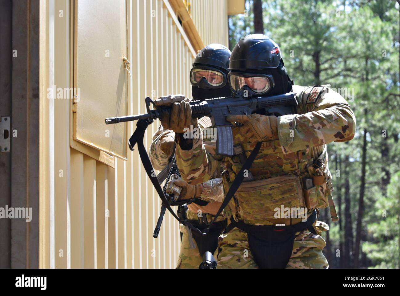 Sergent d'état-major de la Force aérienne des États-Unis Eric Wheller et  A1C Connor Johnston, défenseurs du 161e Escadron des forces de sécurité, se  préparent à entrer dans une structure dans la simulation