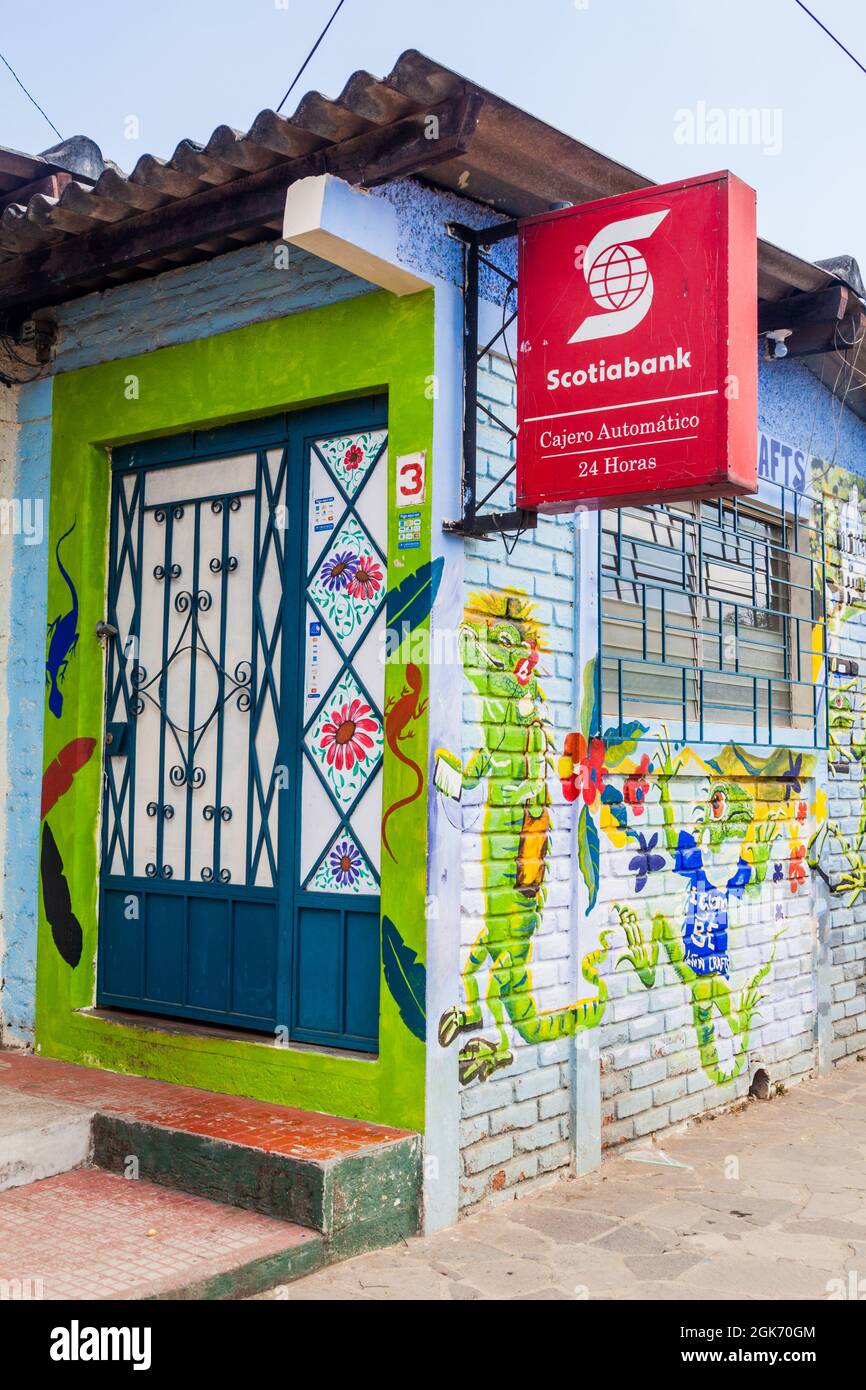 CONCEPCION DE ATACO, EL SALVADOR - 3 AVRIL 2016 : bâtiment de banque peint par Colorfuly dans le village de Concepcion de Ataco. Banque D'Images