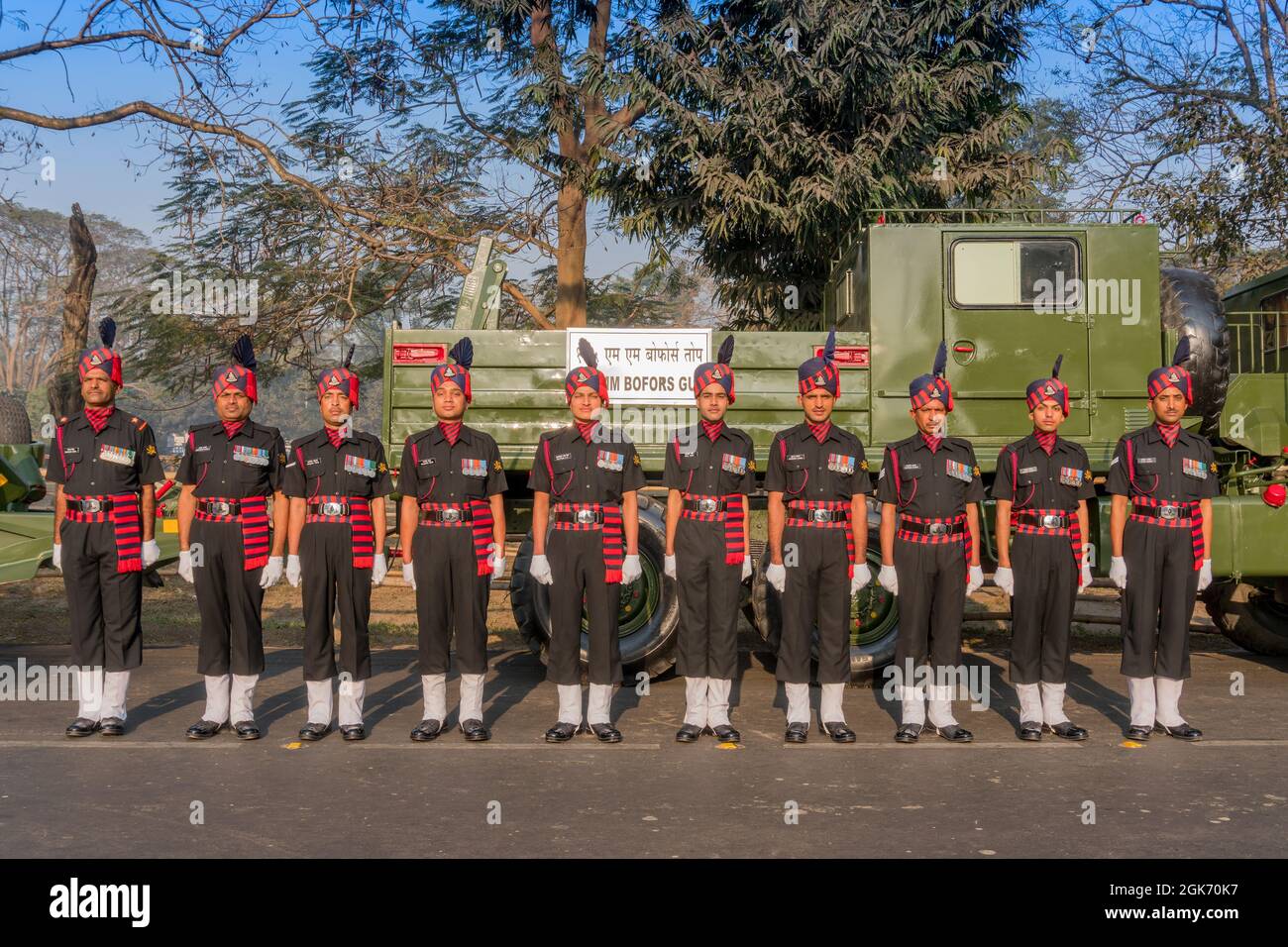 Kolkata, Bengale-Occidental, Inde - 23e janvier 2018 : hommes de l'armée indienne posant devant un canon de 155 mm Bofors exposé par l'armée indienne. Banque D'Images