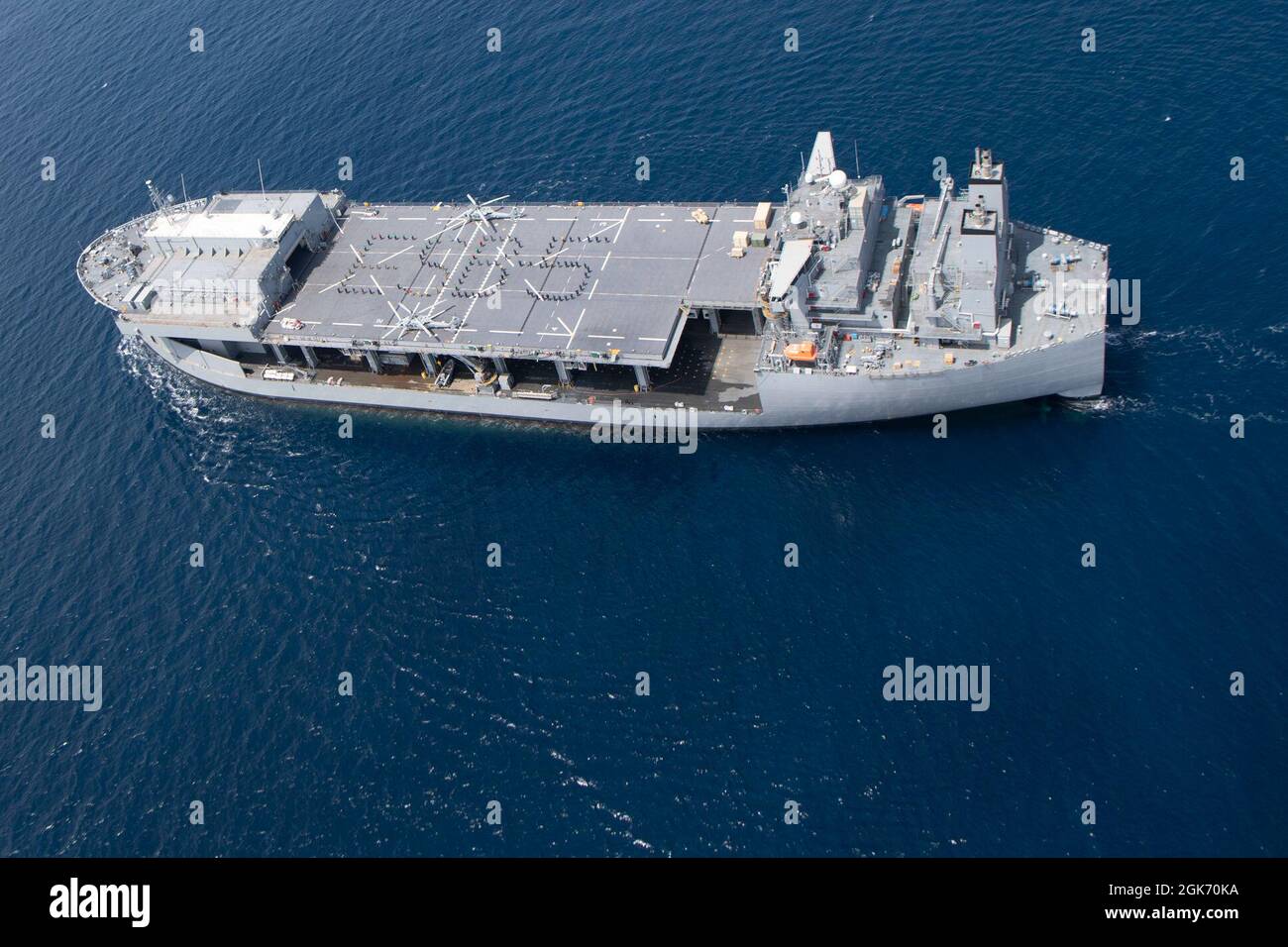 210819-N-WY048-2719 OCÉAN PACIFIQUE (AOÛT 19, 2021) – les marins affectés à la base maritime expéditionnaire USS Miguel Keith (ESB 5) se tiennent en formation sur le pont de vol alors que le navire navigue dans l'océan Pacifique, août 19. Miguel Keith mène actuellement des opérations de routine dans la 3e flotte des États-Unis. Banque D'Images